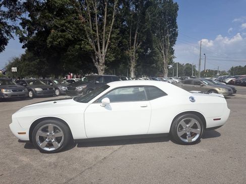 Used 2011 Dodge Challenger RWD image 8