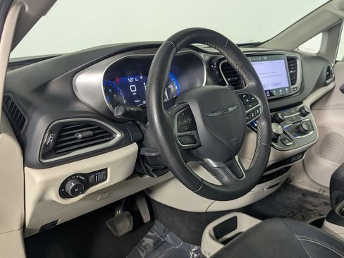 Used 2022 Chrysler Pacifica Touring-L FWD image 13