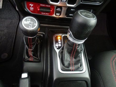 Certified 2022 Jeep Wrangler Unlimited Rubicon w/ Xtreme Recon 35" Tire Package image 10