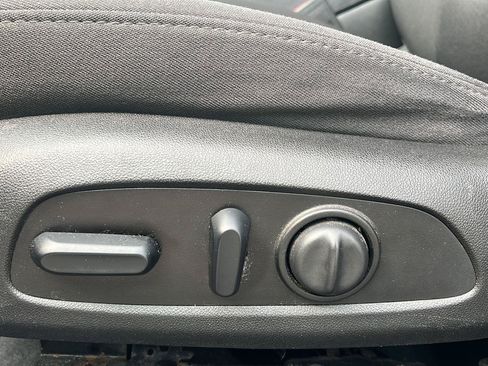 Used 2018 Chevrolet Malibu LT FWD image 3