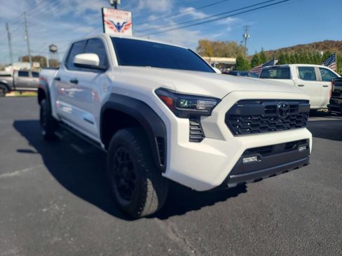 Used 2024 Toyota Tacoma TRD Off-Road image 2