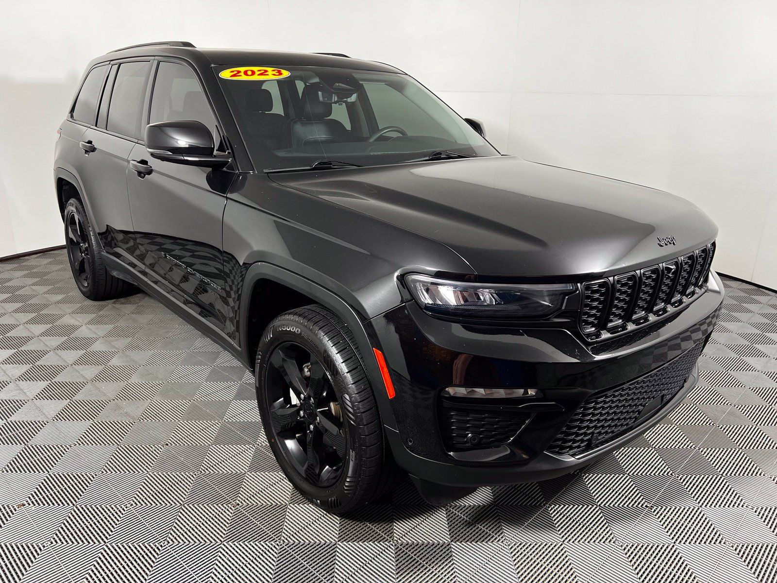 Used 2023 Jeep Grand Cherokee Limited w/ Luxury Tech Group II AWD/4WD image 3