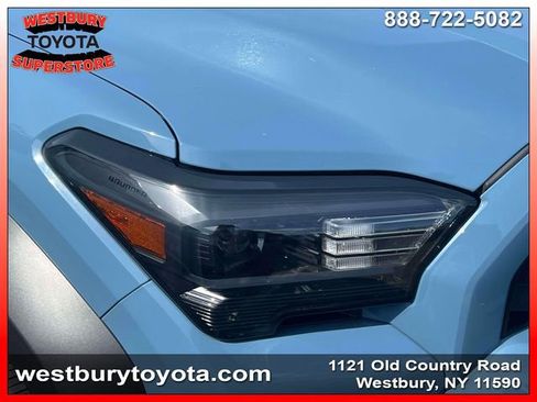 Used 2025 Toyota 4Runner SR5 AWD/4WD image 9
