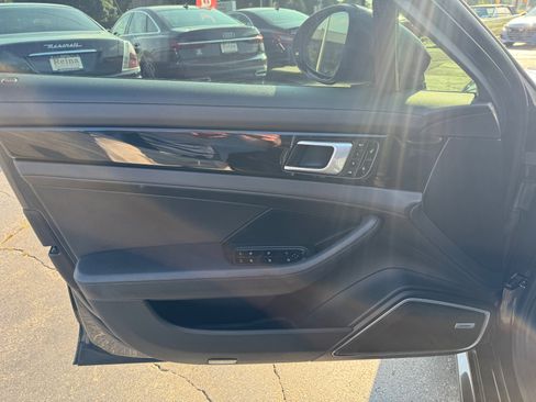 Used 2018 Porsche Panamera 4 image 5