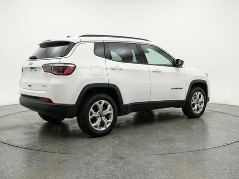 Used 2025 Jeep Compass Latitude AWD/4WD image 9