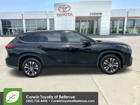 Used 2020 Toyota Highlander XLE AWD/4WD image 11