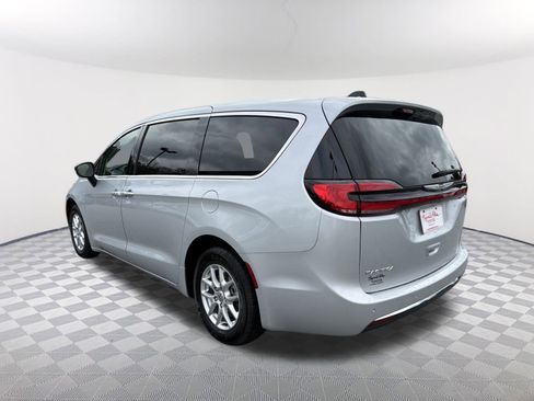 Used 2024 Chrysler Pacifica Touring-L image 15