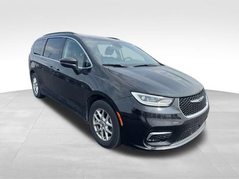 Used 2022 Chrysler Pacifica Touring-L FWD image 3