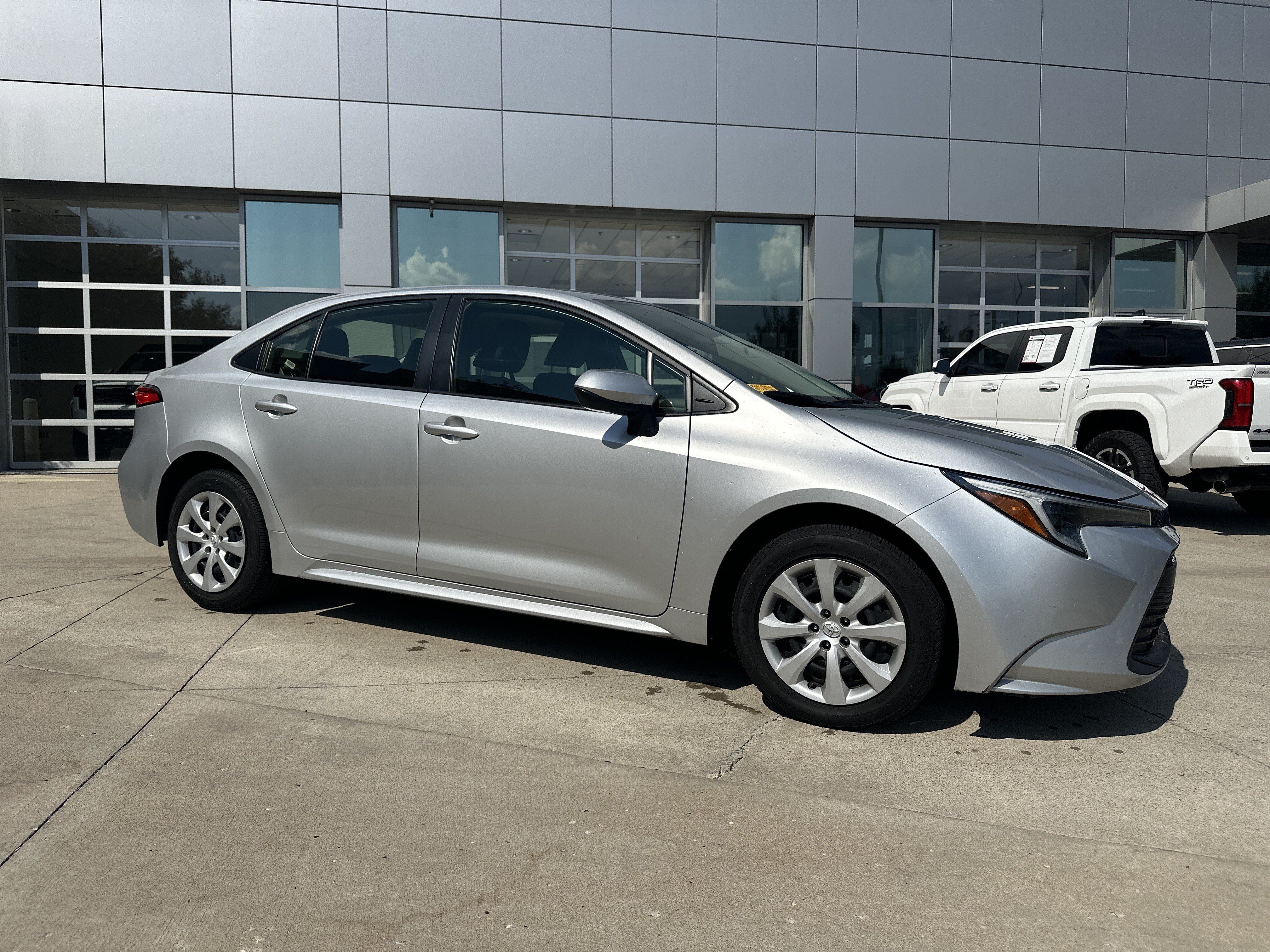 Used 2025 Toyota Corolla LE FWD image 2
