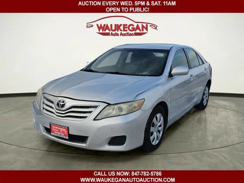 Used 2011 Toyota Camry LE image 1