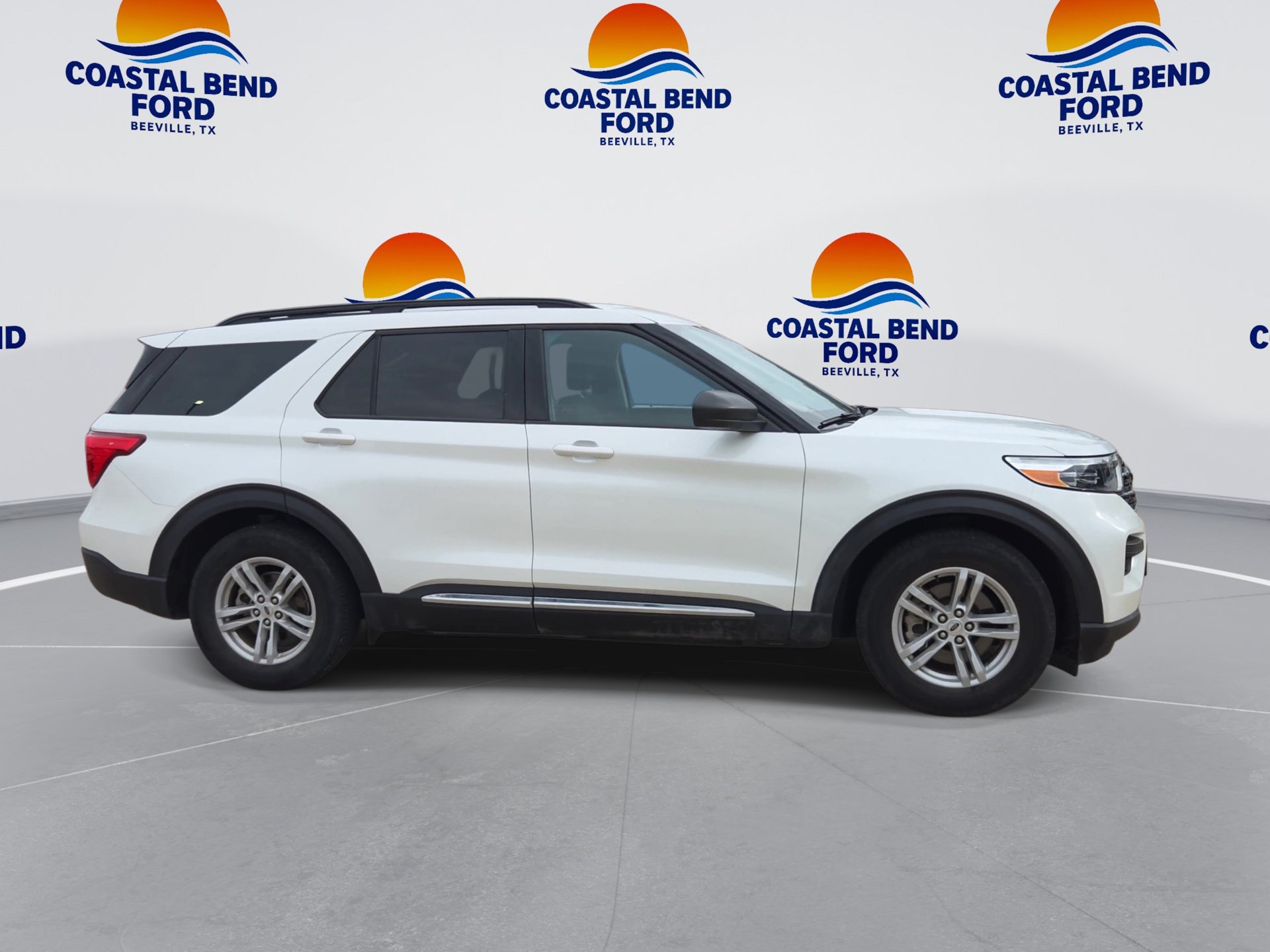 Used 2024 Ford Explorer XLT RWD image 9