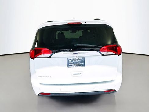 Used 2017 Chrysler Pacifica Limited w/ UConnect Theater Package image 6