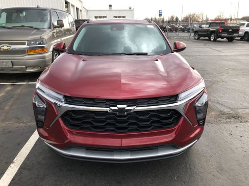 Used 2025 Chevrolet Trax LT w/ Driver Confidence Package image 2