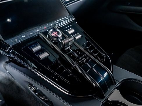 Used 2025 Aston Martin V8 Vantage Coupe image 11