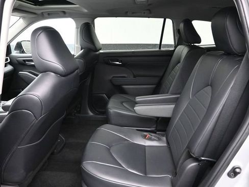 Certified 2024 Toyota Highlander XLE image 32