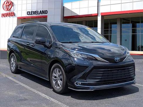 Used 2022 Toyota Sienna XLE w/ XLE Plus Package FWD image 2