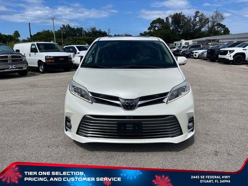 Used 2018 Toyota Sienna Limited Premium FWD image 3