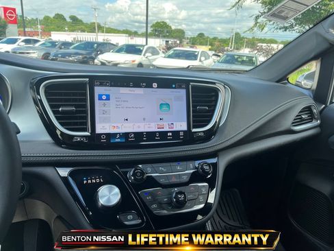 Used 2026 Chrysler Pacifica Limited FWD image 15