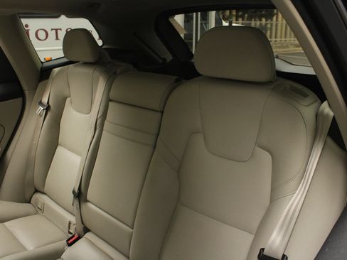 Used 2019 Volvo XC60 T5 Momentum w/ Multimedia Package AWD/4WD image 18