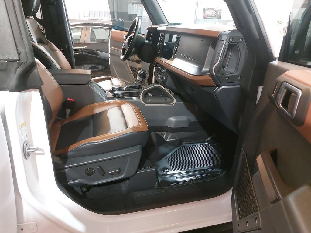 Used 2024 Ford Bronco Outer Banks AWD/4WD image 10