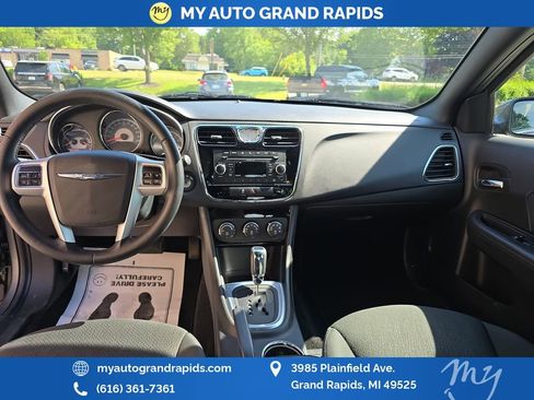 Used 2011 Chrysler 200 Touring FWD image 12