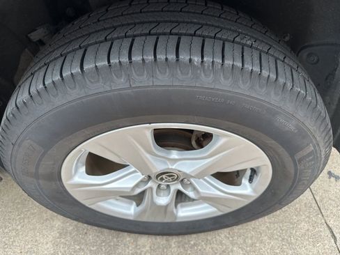 Used 2021 Toyota RAV4 XLE AWD/4WD image 22