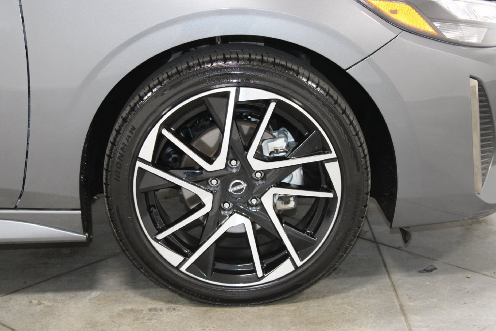 Used 2025 Nissan Sentra SR FWD image 11