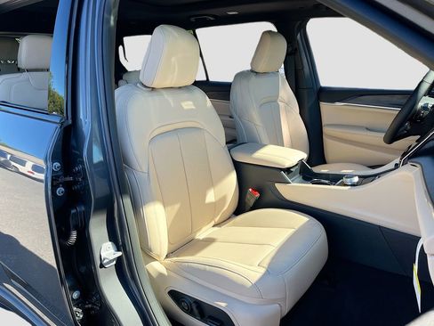 New 2025 Jeep Grand Cherokee L Limited w/ Luxury Tech Group II image 28