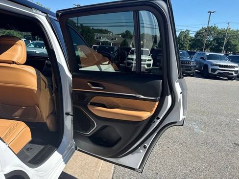 Used 2022 Jeep Grand Cherokee Summit AWD/4WD image 15