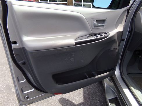 Used 2017 Toyota Sienna LE FWD image 36