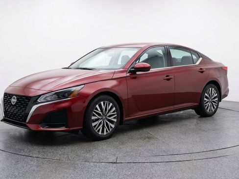 Used 2025 Nissan Altima 2.5 SV image 3