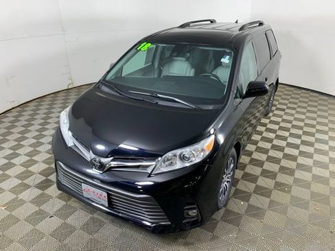 Used 2018 Toyota Sienna XLE FWD image 18