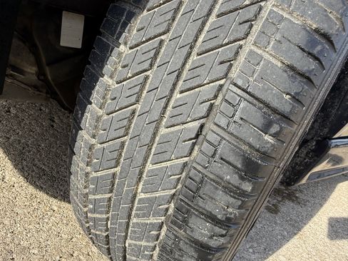 Used 2010 Chrysler Town & Country Limited image 39