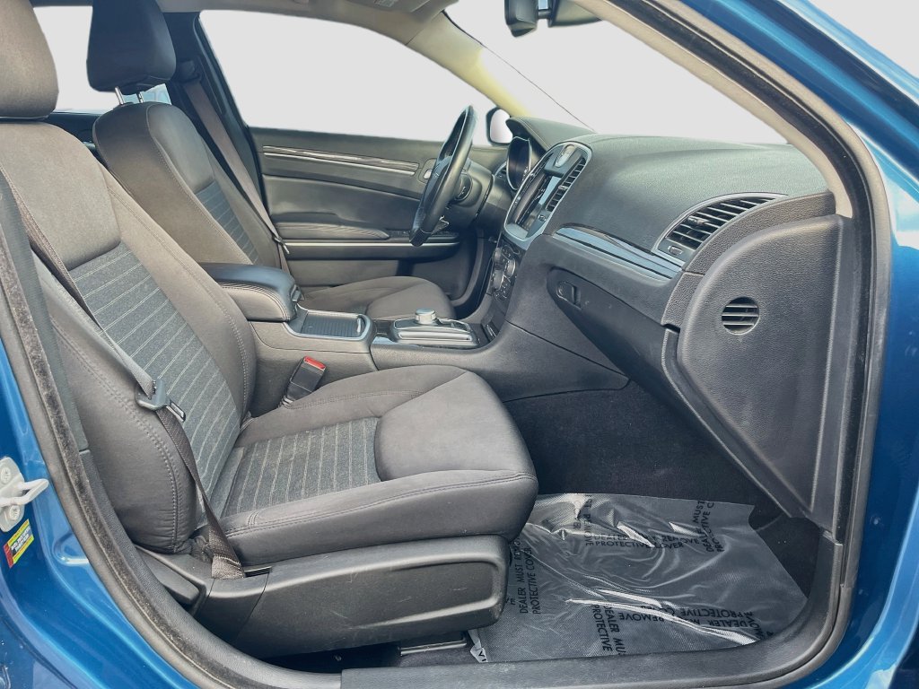 Used 2022 Chrysler 300 Touring w/ Sport Appearance Package AWD/4WD image 25