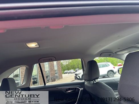 Used 2025 Toyota RAV4 XLE AWD/4WD image 17