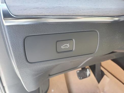 New 2026 Volvo XC90 B6 Plus w/ Protection Package Premier AWD/4WD image 17