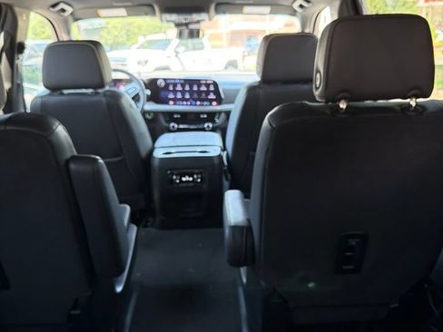 Used 2025 Chevrolet Suburban Premier AWD/4WD image 17