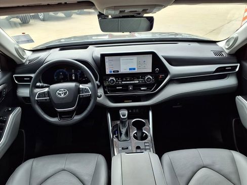 Used 2024 Toyota Highlander Platinum image 9
