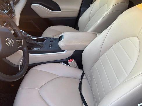 Used 2025 Toyota Highlander XLE FWD image 7