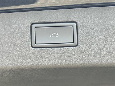 New 2025 Volkswagen Tiguan SE image 7