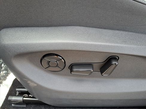 New 2026 Volkswagen Tiguan SE image 12