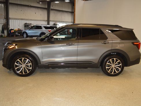 Certified 2025 Ford Explorer ST-Line image 6
