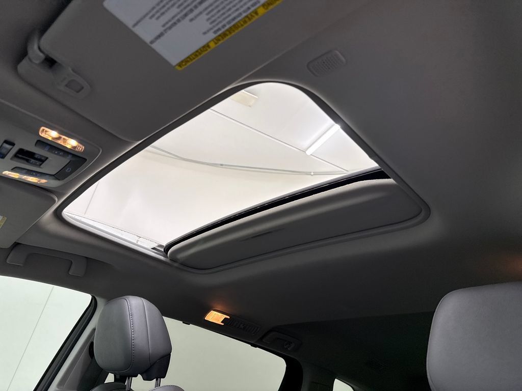 Used 2021 Toyota Sienna XLE w/ XLE Plus Package FWD image 22