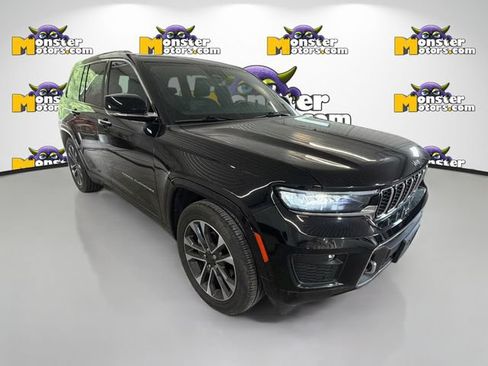 Used 2022 Jeep Grand Cherokee Overland w/ Luxury Tech Group IV AWD/4WD image 3
