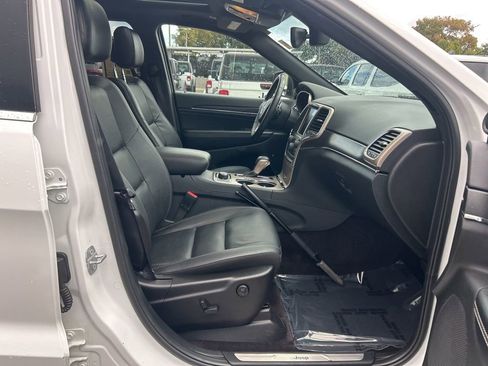 Used 2017 Jeep Grand Cherokee Limited image 24
