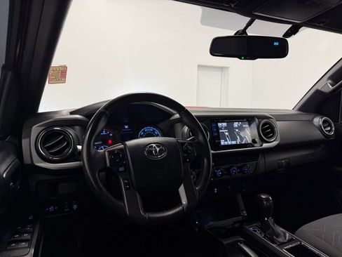 Used 2017 Toyota Tacoma TRD Sport image 19