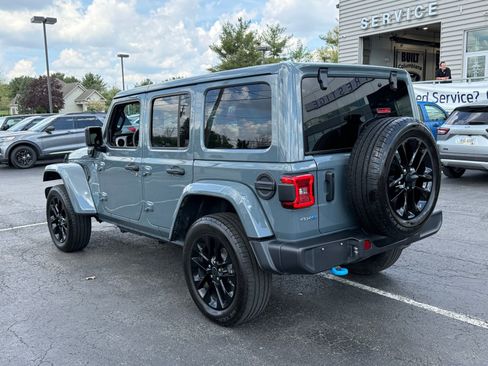 Used 2024 Jeep Wrangler Unlimited Sahara w/ Technology Group AWD/4WD image 4