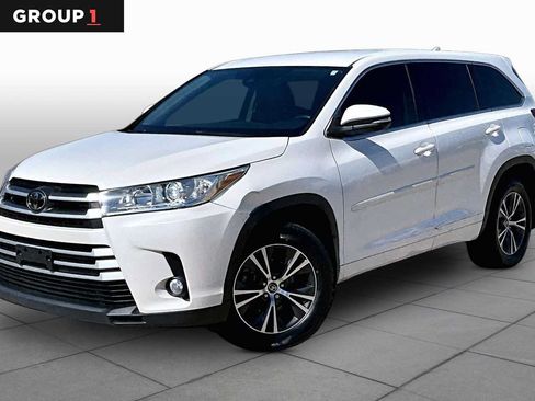 Used 2017 Toyota Highlander Plus FWD image 1