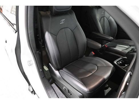 Used 2024 Chrysler Pacifica Touring-L w/ Uconnect Theater Family Group image 16