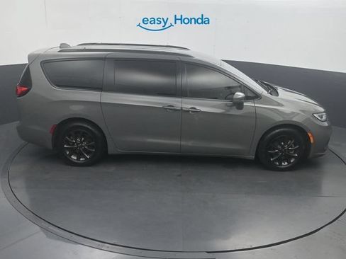 Used 2021 Chrysler Pacifica Touring-L w/ Uconnect Theater Family Group FWD image 26